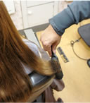 毛先のびびってしまっている箇所には世界初。特殊なトリートメントを塗布してからドライヤーで軽くブローします。